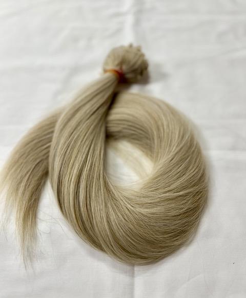 Bézses, enyhén melíros vasalható I. osztályú csatos, szintetikus haj 55-60cm (37)