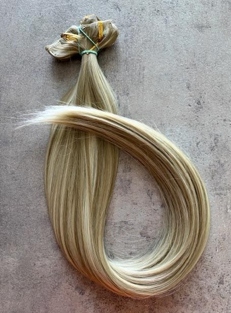 Karamell-szőke melíros egyenes vasalható I. osztályú csatos, szintetikus haj 55cm (15)
